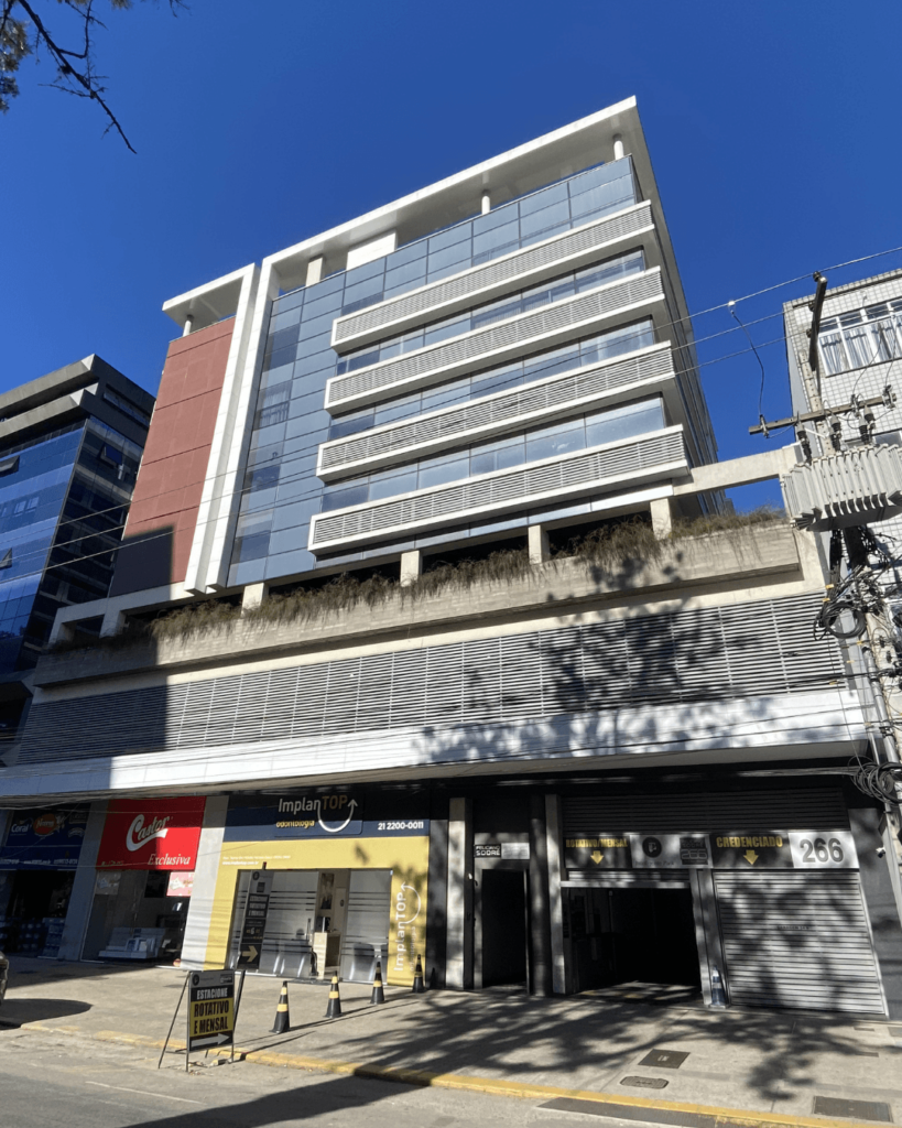 Fachada do Edifício 266 na Avenida Feliciano Sodré, onde está localizada a Reiz Premium - Dra. Izabela Reis, clínica de endocrinologia e emagrecimento em Teresópolis.